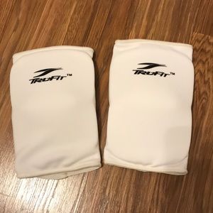 Tru fit knee pads white